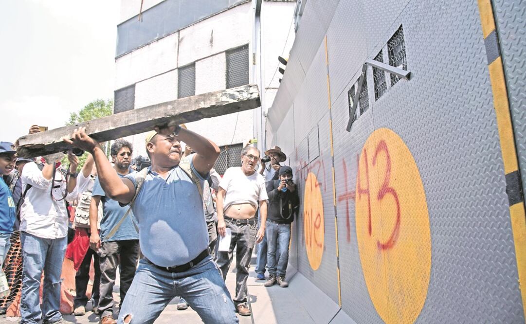 Estudiantes y padres arribaron al 27 Batallón de Infantería y lanzaron bombas molotov Foto: Archivo/ El Universal