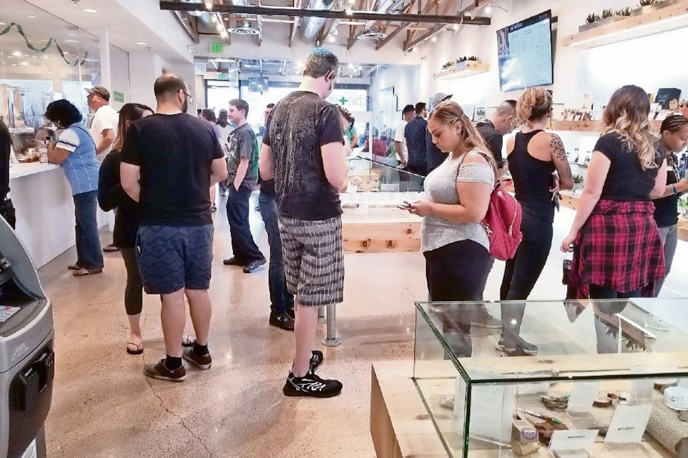 Cientos de habitantes de Nevada se formaron, sin importar el calor, en cada uno de los 35 centros de venta autorizados de marihuana en el estado. La nueva ley permite adquirir una onza por persona. (FOTOS: MAX AUB. EL UNIVERSAL)