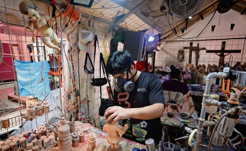 Las hábiles manos de los restauradores son la principal herramienta para tallar y pulir las figuras de Niño Dios que cada año llevan creyentes para su reparación en uno de los puestos de la calle Talavera, del Centro Histórico de la Ciudad de México. Foto: Luis Camacho / EL UNIVERSAL