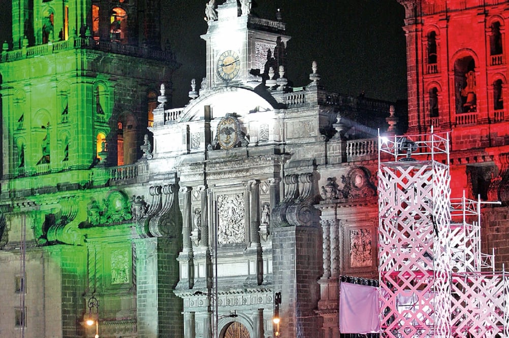La plancha del Zócalo se convirtió en mosaico verde, blanco y rojo para la celebración (Notimex)