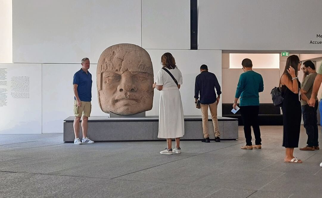 La Cabeza olmeca nº 5, del Museo de Antropología de Xalapa, es la pieza que ha destronado a la pintura Napoleón cruzando los Alpes (1803), de Jacques-Louis David, como la más fotografiada del Museo Louvre Abu Dhabi. Foto: Frida Juárez / EL UNIVERSAL