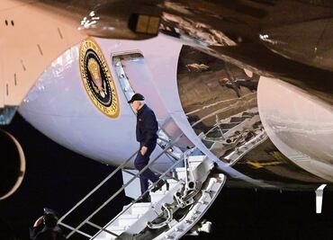 Bill y Hillary Clinton apoyan la decisión de Biden de seguir en la contienda, informa NBC