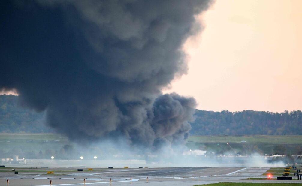 El fuego y el humo marcan el lugar donde se estrelló un avión de carga de UPS cerca del Aeropuerto Internacional Muhammad Ali de Louisville el 4 de noviembre de 2025 en Louisville, Kentucky. Foto: AFP