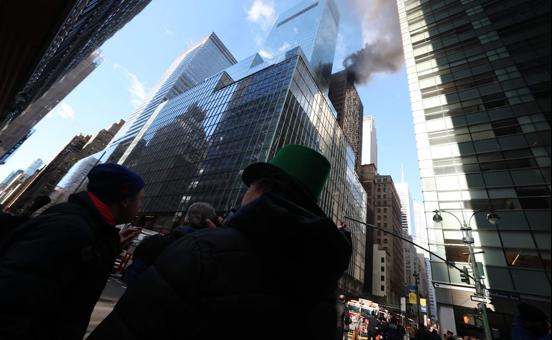 Incendio en edificio de Nueva York durante el desfile de San Patricio. Foto: AFP