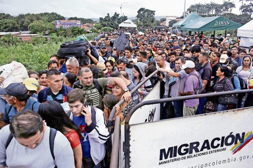 Las autoridades de Colombia estiman que 37 mil venezolanos entran y salen diariamente de su país por el puente internacional Simón Bolívar (CARLOS EDUARDO RAMIREZ. REUTERS)