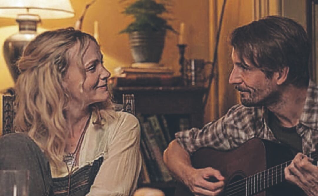 Carey Mulligan como Nell Mortimer y Tom Basden como Herb McGwyer integran una exitosa banda en la cinta La Balada de la Isla. Foto: Cine Canibal