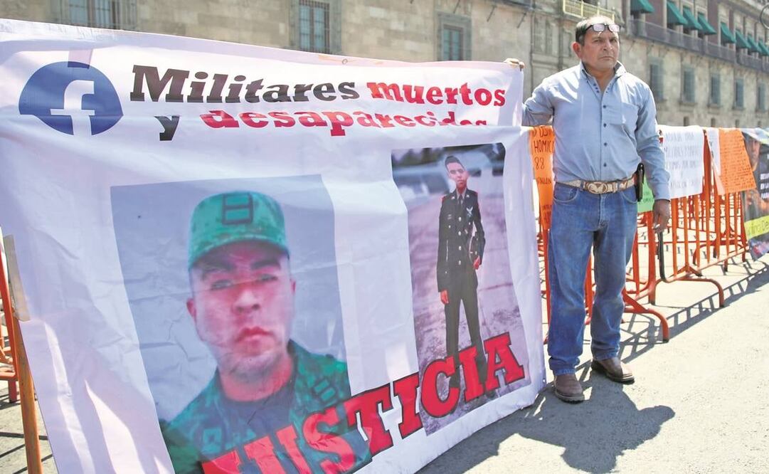 Familiares de los militares desaparecidos también se manifestaron el lunes ante Palacio Nacional en busca de respuesta del Presidente.