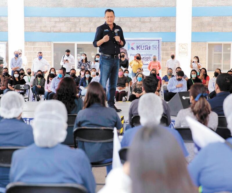 En el marco del 10 de mayo, Mauricio Kuri se reunió con mujeres sanjuanenses, a quienes les presentó su plan de trabajo para fortalecer la economía de las madres de familia. Foto: ESPECIAL
