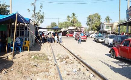 CNTE bloquea vías del tren en Michoacán