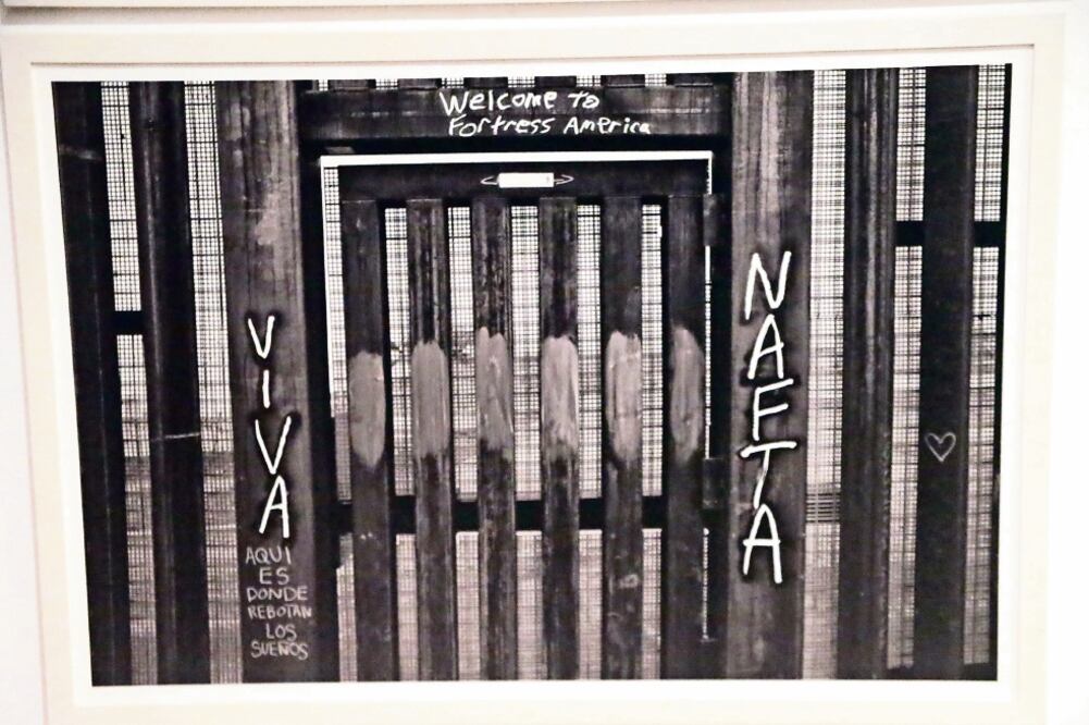 Con sus fotos, Francisco Mata Rosas hace referencia a los topes colocados en el límite de San Isidro y Tijuana para marcar, con un trazo divisorio, la ubicación geográfica de la frontera entre México y Estados Unidos (FRANCISCO MATA ROSAS. CORTESÍA UAM)