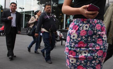 Reconocen como violencia contra la mujer los piropos, silbidos y miradas lascivas en transporte público