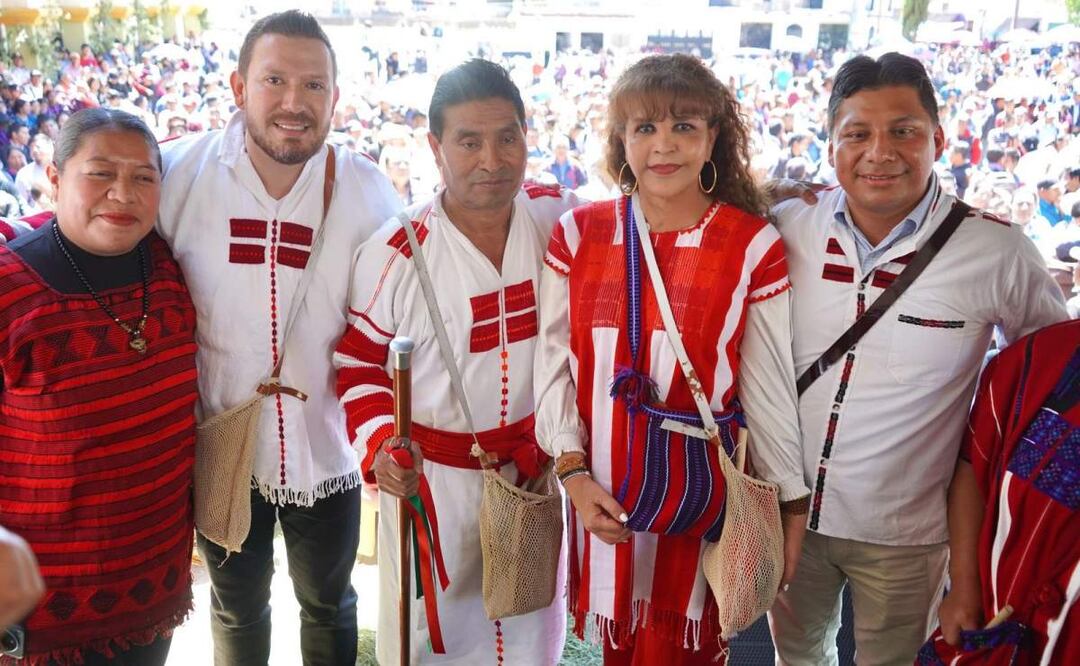 El presidente municipal de Oxchuc, César Gómez López y los integrantes del cabildo de Oxchuc, Chiapas, toman protesta bajo un fuerte operativo de seguridad (01/03/2025). Foto: X (@ramirezlalo_)