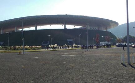 Taxistas y "revendedores" en automóvil; 2 mil pesos el boleto del Clásico