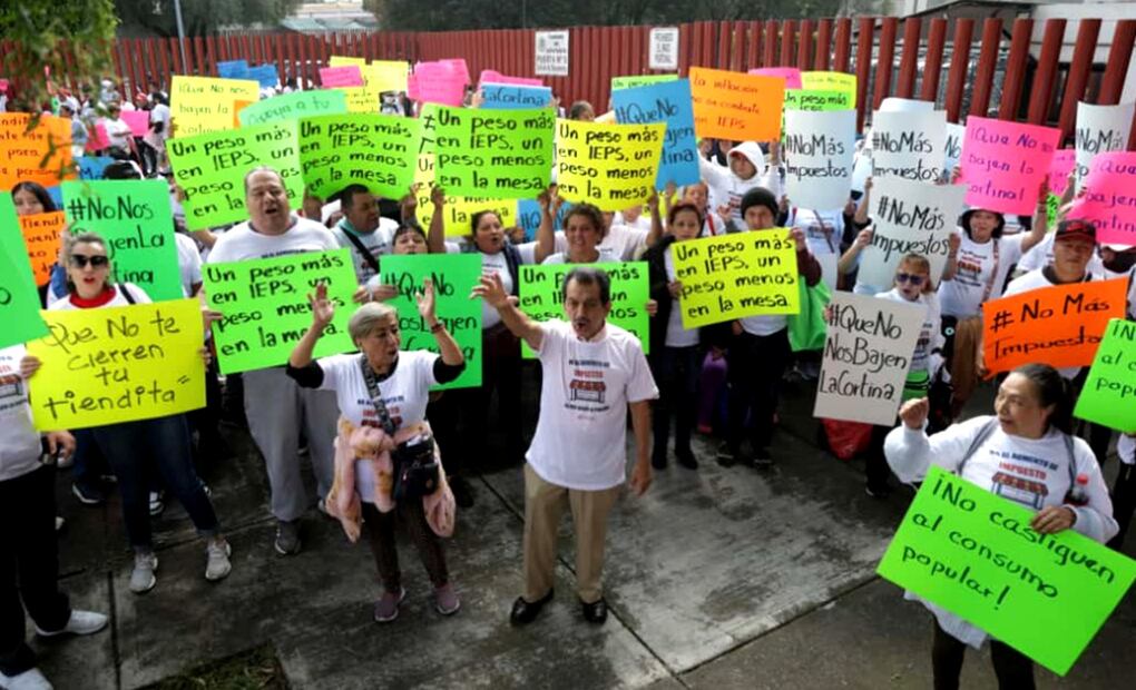Comerciantes de la ANPEC se manifestaron contra el aumento del IEPS a bebidas azucaradas y cigarros afuera de la Cámara de Diputados en la Ciudad de México, el 7 de octubre de 2025. Foto: Carlos Mejía/EL UNIVERSAL