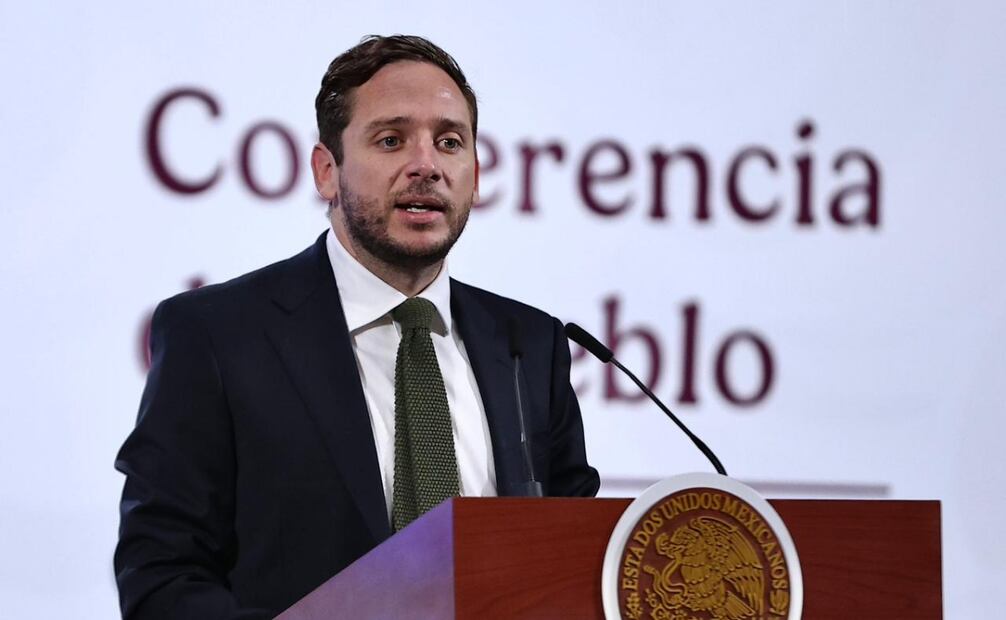 El subsecretario de Integración y Desarrollo del Sector Salud, Eduardo Clark García, anunció un decreto del Ejecutivo Federal para que los medicamentos, dispositivos médicos, e insumos que se consumen en México sean producidos en nuestro país para fomentar la inversión de la industria farmacéutica. Fotos: Berenice Fregoso / EL UNIVERSAL