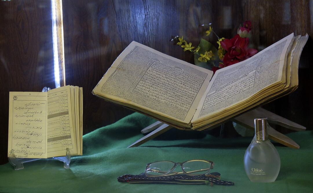 Las gafas, el Corán y el perfume francés del imán Ruholá Jomeiní en un museo. Foto: EFE