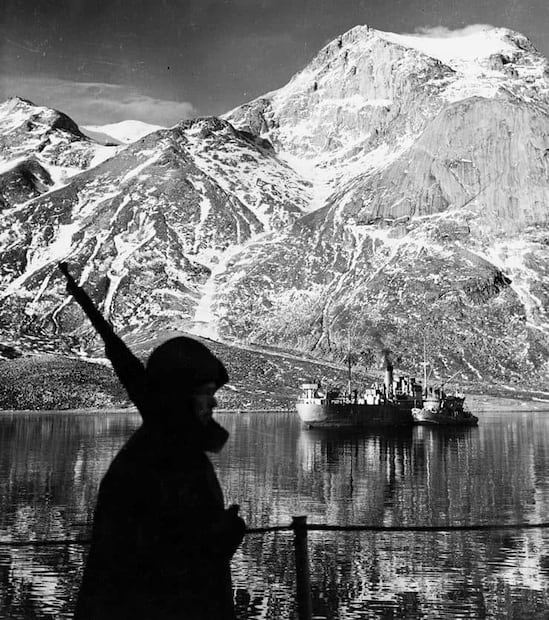 Soldado estadounidense protege una embarcación en Groenlandia, 1943. Durante la Segunda Guerra Mundial, Noruega también tuvo intereses expansionistas y su primer objetivo era Groenlandia, pues quedaba “dentro de su espacio vital y Noruega tiene una alta misión que llenar en el mundo”, según se leyó en EL UNIVERSAL. Foto: ESPECIAL/National Archives/Naval History and Heritage Command.