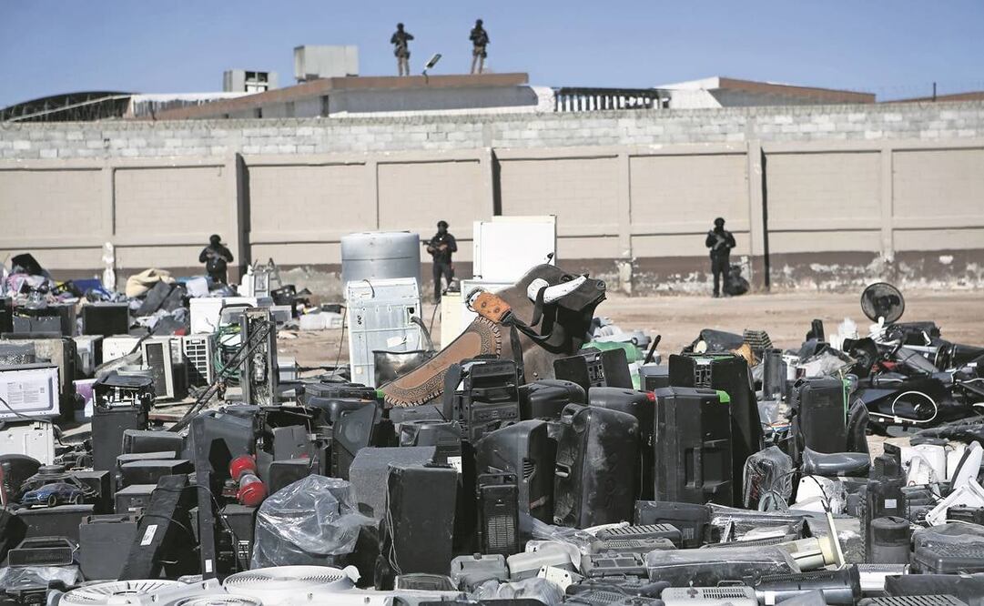 En el operativo encontraron decenas de televisiones de plasma, ventiladores, refrigeradores y hornos que fueron destruidos.
