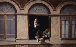 Brozo y Loret exhiben “lujo" en Palacio Nacional; acusan que se “asolean” desde el balcón mientras arde Dos Bocas