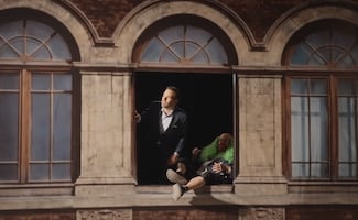 Brozo y Loret exhiben “lujo" en Palacio Nacional; acusan que se “asolean” desde el balcón mientras arde Dos Bocas