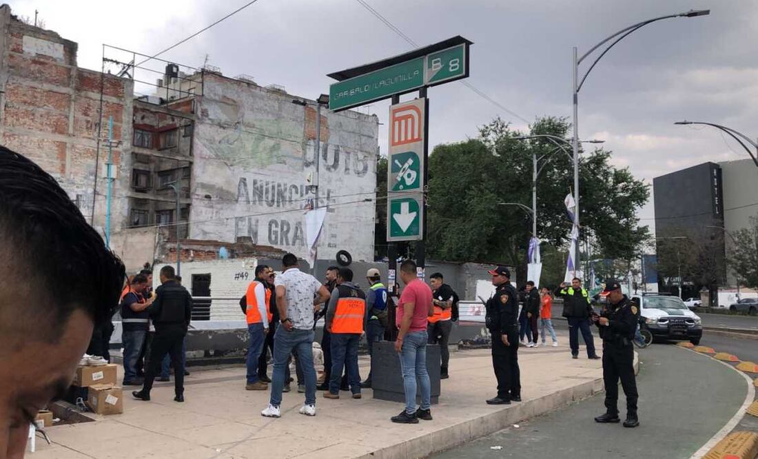 Paramédicos del Escuadrón de Rescate y Urgencias Médicas (ERUM) que arribaron al lugar lo estabilizaron, diagnosticaron con herida en clavícula y rodilla izquierda, por ello lo trasladaron a un hospital para su atención médica especializada. Foto: Especial