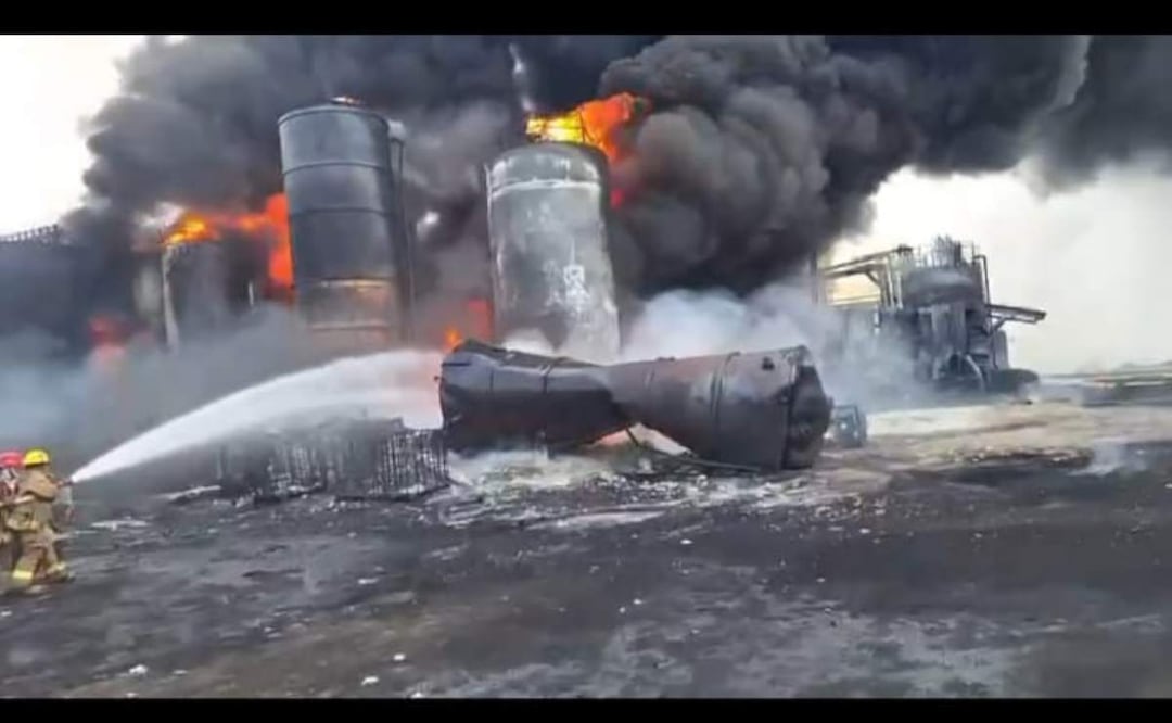 El siniestro ha consumido 13 contenedores con capacidad de 10 mil litros en Cadereyta, Nuevo León (21/05/2025). Foto: Especial
