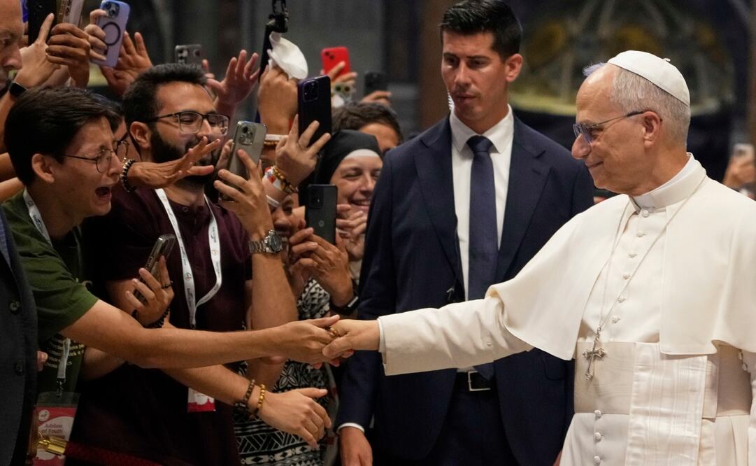 El papa León XIV saluda a los fieles al final de la misa celebrada por el cardenal Luis Antonio Tagle en la Basílica de San Pedro durante el Jubileo de la Juventud en el Vaticano, el martes 29 de julio de 2025. Foto: AP