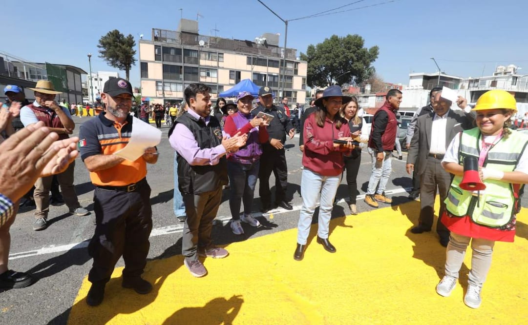 Evelyn Parra participa en simulacro en colonia Jardín Balbuena; recrean diversos escenarios de emergencia.
Foto: Especial.