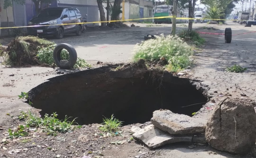 Socavón alarma a vecinos de Ecatepec; colapso de drenaje abre enorme agujero en Granjas Valle de Guadalupe. Foto: César Reyes