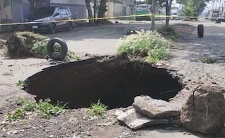 Socavón alarma a vecinos de Ecatepec; colapso de drenaje abre enorme agujero en Granjas Valle de Guadalupe