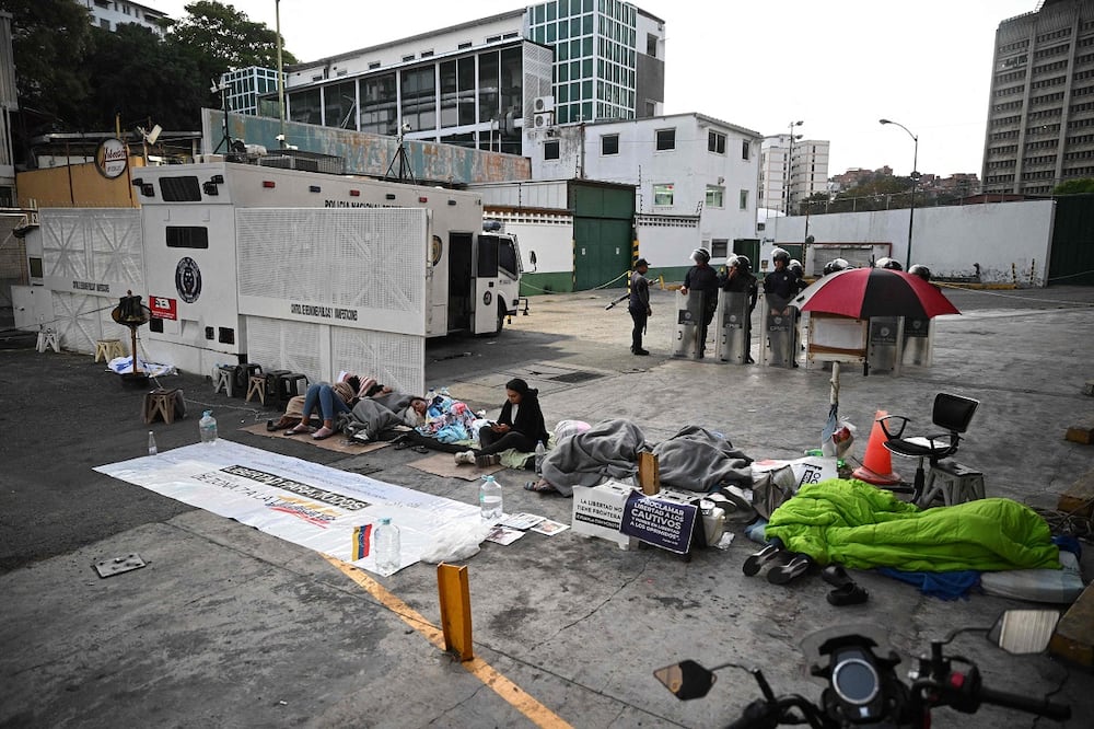 Familiares de presos políticos duermen en el suelo durante una protesta frente a la cárcel Zona 7 de la Policía Nacional Bolivariana (PNB) en Caracas. Foto: AFP
