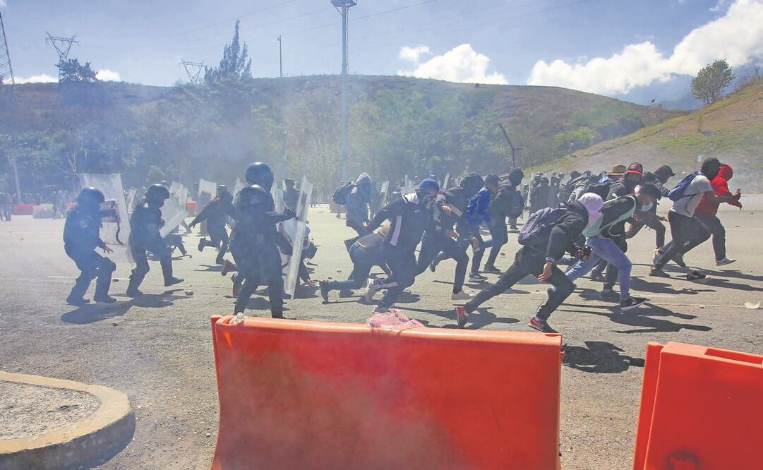 Policías y estudiantes de la Normal Rural de Ayotzinapa se enfrentaron el fin de semana pasado en la caseta de peaje de Palo Alto, en la Autopista del Sol. Foto: ARCHIVO EL UNIVERSAL