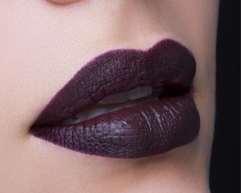El color ciruela se puede mezclar con un delineado negro para intensificar el contorno de los labios. Foto: Etsy