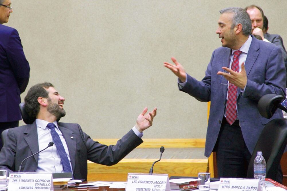 El presidente del Instituto Nacional Electoral, Lorenzo Córdova (izq.), y el consejero Benito Nacif coinciden en la necesidad de proteger la información personal de más de 82 millones de ciudadanos que están en la lista nominal (JUAN BOITES. EL UNIVERSAL)