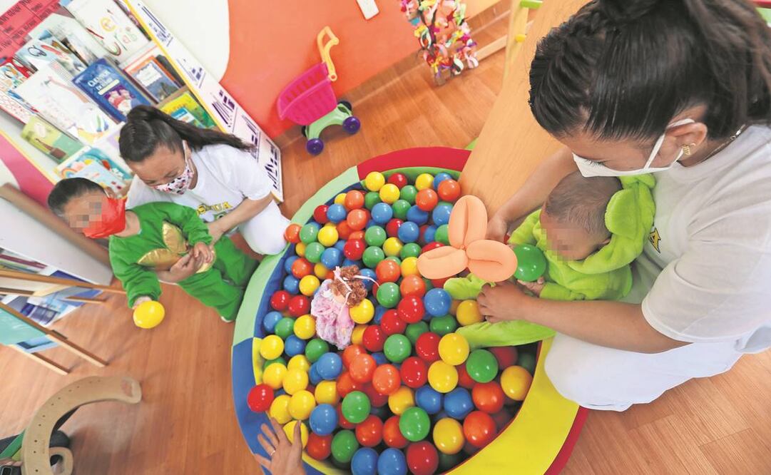 Rosy y Berenice pasaron el Día del Niño jugando con sus pequeños en la biblioteca del penal. Foto: Jorge Alvarado/EL UNIVERSAL