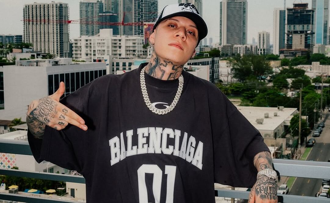 El rapero mexicano pospuso su tour en solidaridad con los migrantes mexicanos. Foto: Instagram.