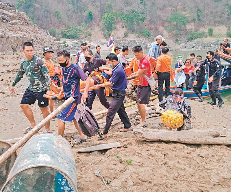Tras el bombardeo de la fuerza aérea de Birmania en la región controlada por la guerrilla de la etnia karen, miles han huido a la frontera con Tailandia. Foto: EFE
