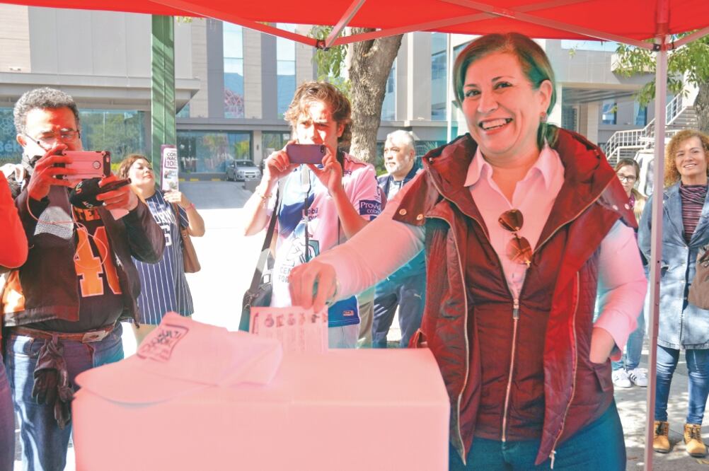 Participación. En Monterrey, Nuevo León, la gente también mostró interés por la consulta y salió a votar. (EMILIO VÁSQUEZ. EL UNIVERSAL)