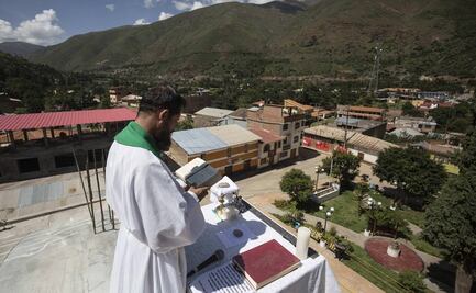 Contra viento y... pandemia: sacerdote peruano oficia misa desde el tejado de la iglesia