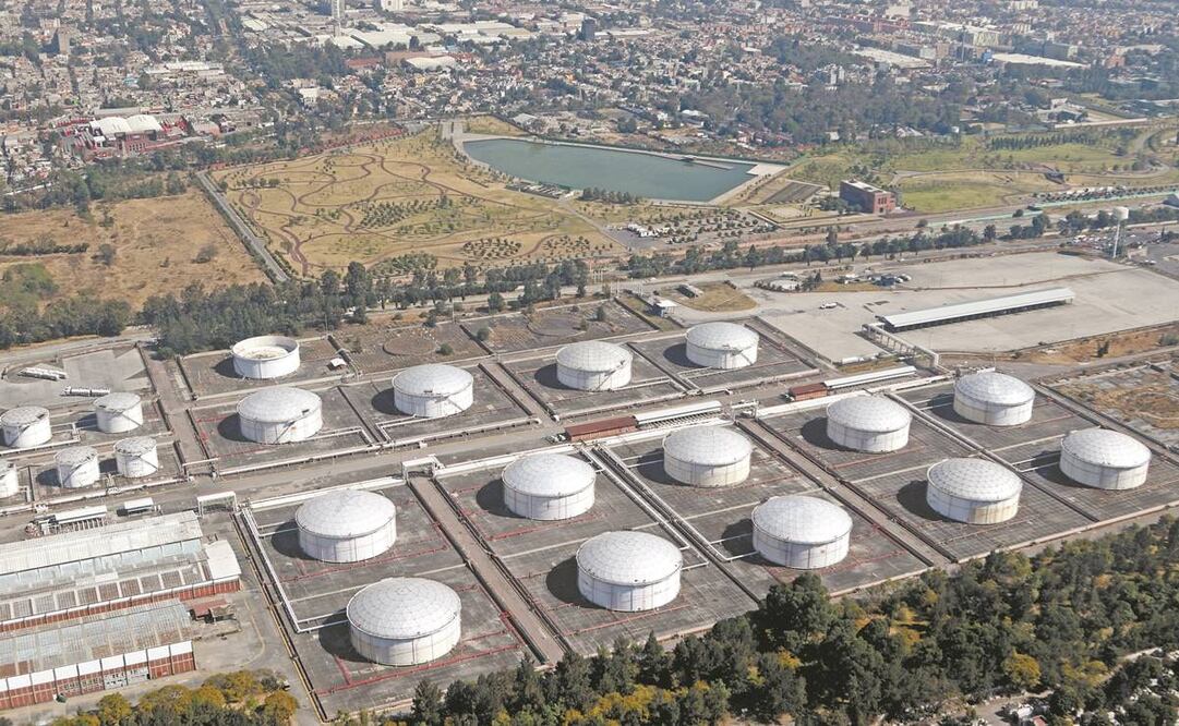 De acuerdo con registros de la Comisión Reguladora de Energía, Pemex opera 73 terminales de almacenamiento y reparto de combustibles, las cuales tienen reserva de 380 mil barriles operativos y se ubican en áreas conurbadas. Foto: Archivo/ El Universal. 