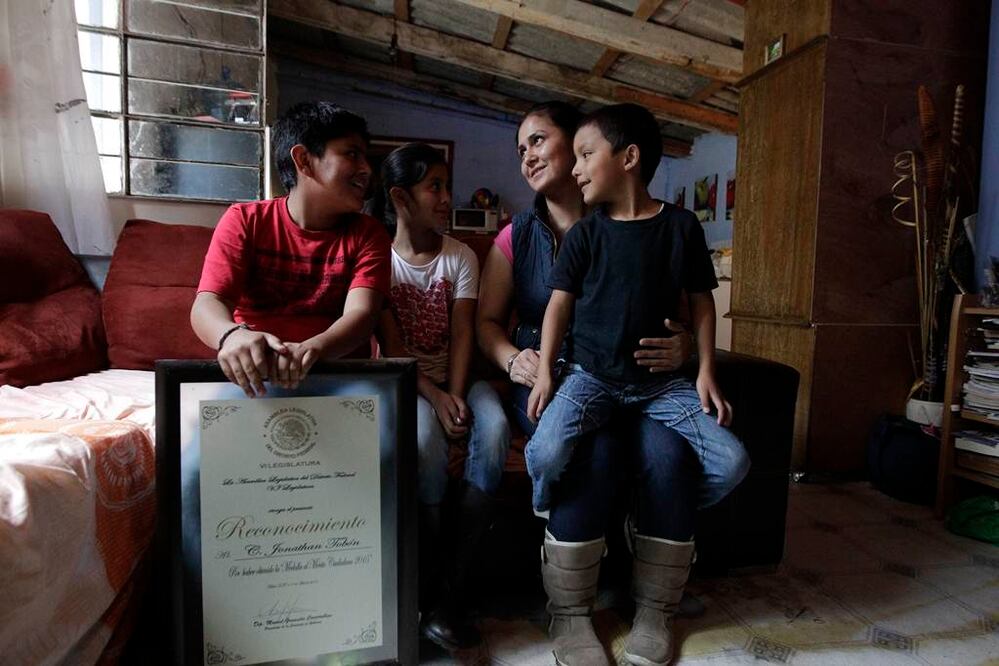 Atreverse a colaborar en las labores de rescate luego de la explosión en el Hospital Materno Infantil en Cuajimalpa cambió para bien la vida de la familia Tobón, pues tendrán una nueva casa. 