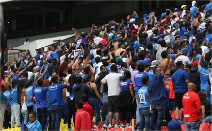 Barra de Cruz Azul se manifiesta en contra de su equipo; le dan la espalda y dedican cánticos