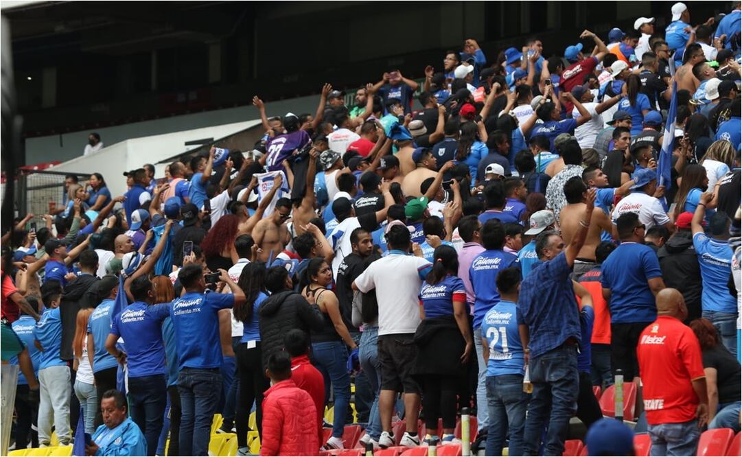 Barra de Cruz Azul se manifiesta en contra de su equipo; le dan la espalda y dedican cánticos / FOTO: CARLOS MEJÍA - EL UNIVERSAL 