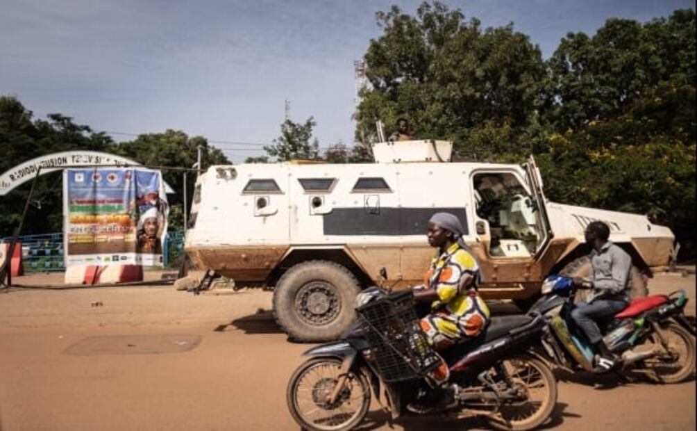 Tras golpe de Estado en Burkina Faso, soldados realizan disparos y helicópteros sobrevuelan la capital