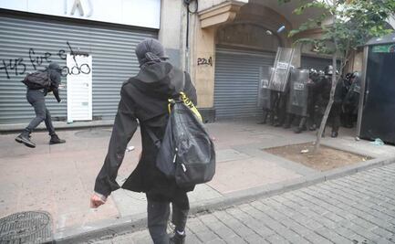 Mitin de padres de los 43 en el Zócalo y pintas y golpes en avenida Juárez; sigue aquí la marcha minuto a minuto