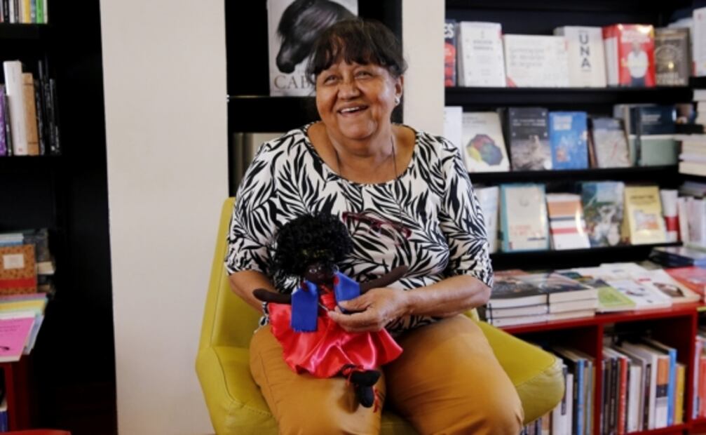 Con muñecas de trapo recuerdan a las mujeres desaparecidas en Colombia