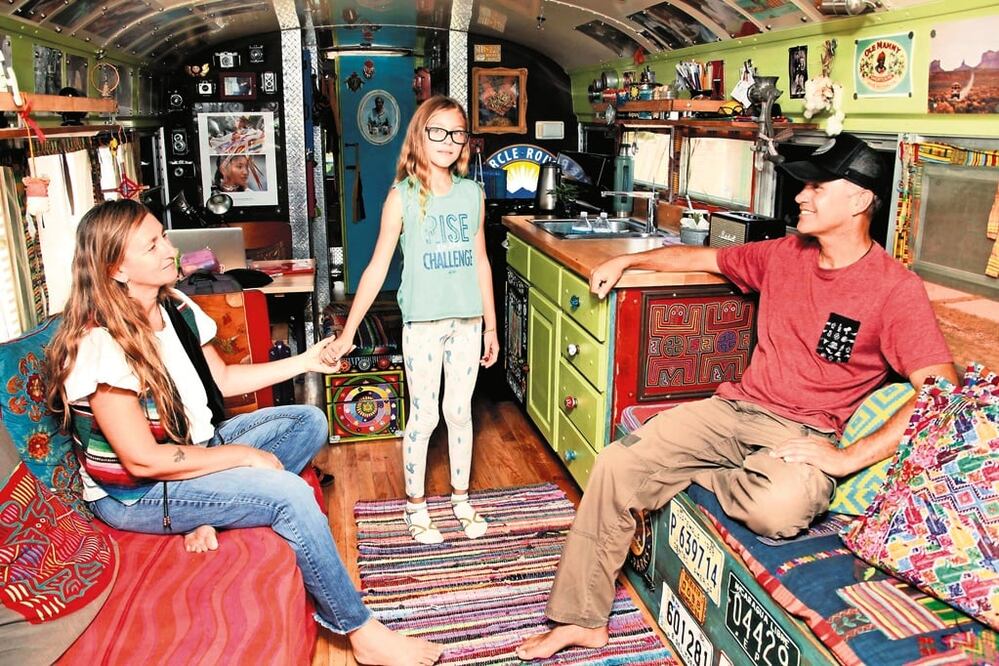 Germán y Paty platican en el interior de su casa autobús, un lugar acogedor, decorado con fotografías de los diferentes lugares que han visitado. (FOTO: Guillermo González)