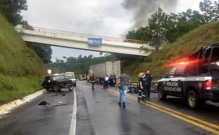Reportan accidente entre tráiler y camioneta en la Autopista Siglo XXI 