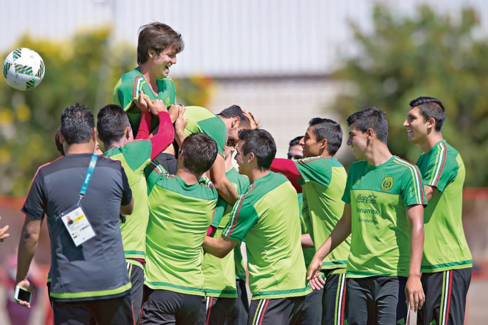 Fierro ya entrena a la par del seleccionado olímpico (ERNESTO PÉREZ M. IMAGO7)