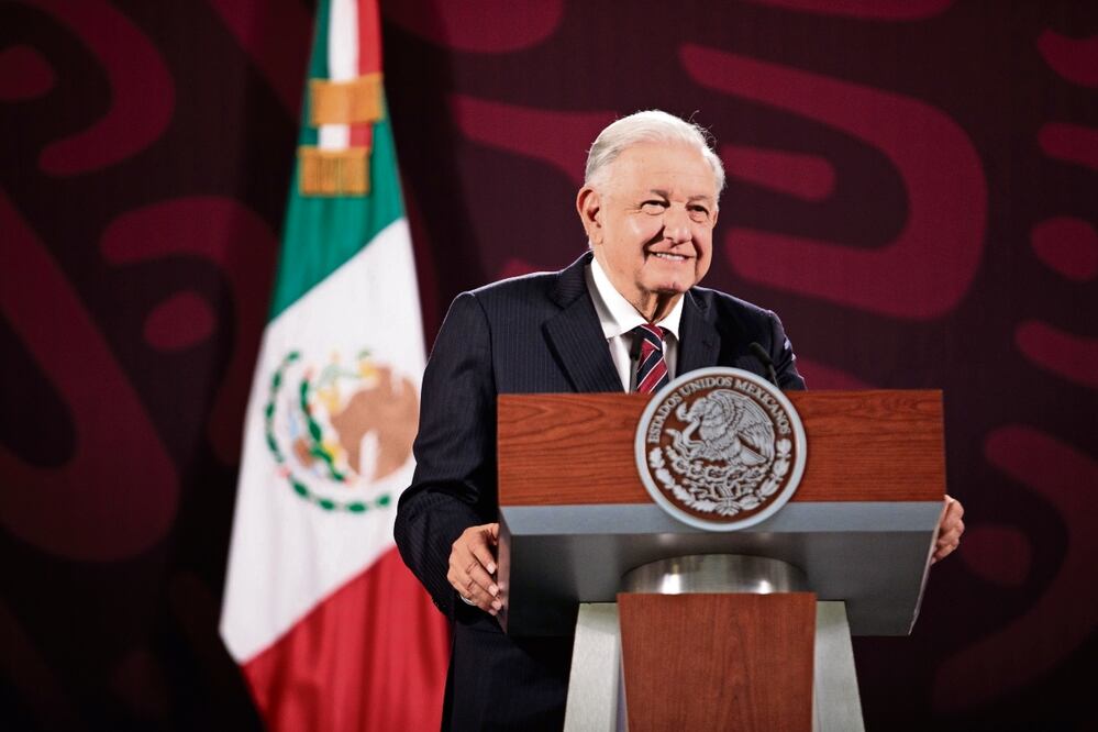 El presidente Andrés Manuel López Obrador exhibió los ingresos de periodistas en la mañanera. Foto Especial